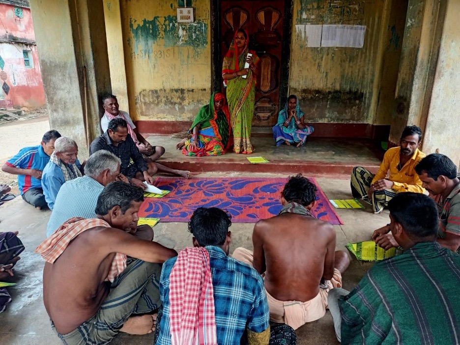 लक्ष्मीप्रिया साहू, जो एक कृषि मित्र हैं, जैविक खेती को बढ़ावा देने के लिए पुरुष किसानों से बात कर रही हैं-जैविक खेती उड़ीसा