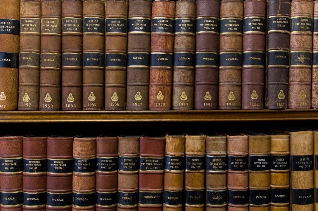 पुस्तकालय में क़ानून की किताबें_स्वयंसेवी संस्था