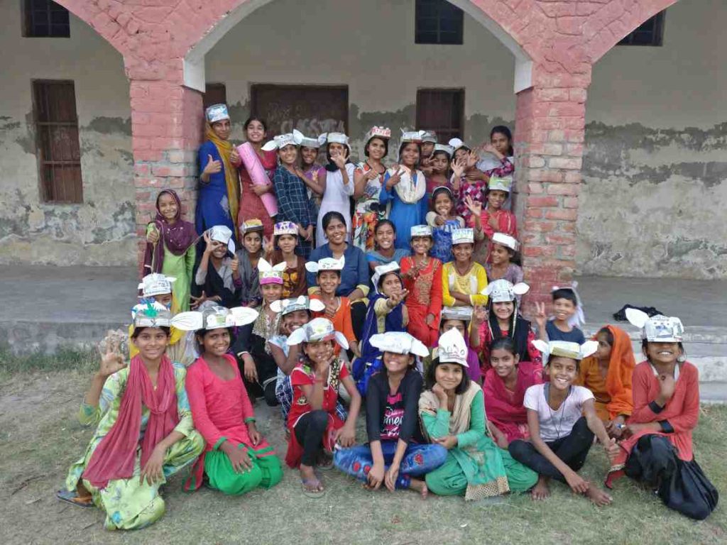 बच्चे साथ बैठे खुश हैं_स्वतालीम-क्राउडफंडिंग