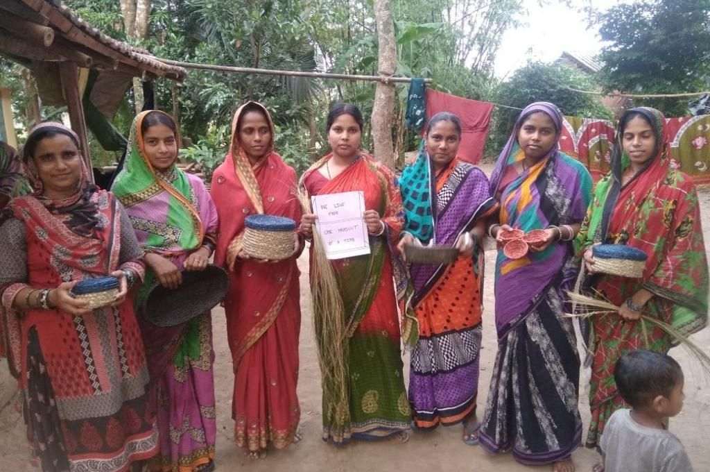 निरुपमा अपनी टीम के साथ काम करती हुई_शिल्पकार ओड़िशा