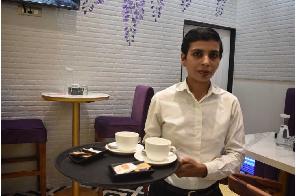 किसनी खाना परोसते हुए- हॉस्पिटैलिटी सेक्टर कोविड-19