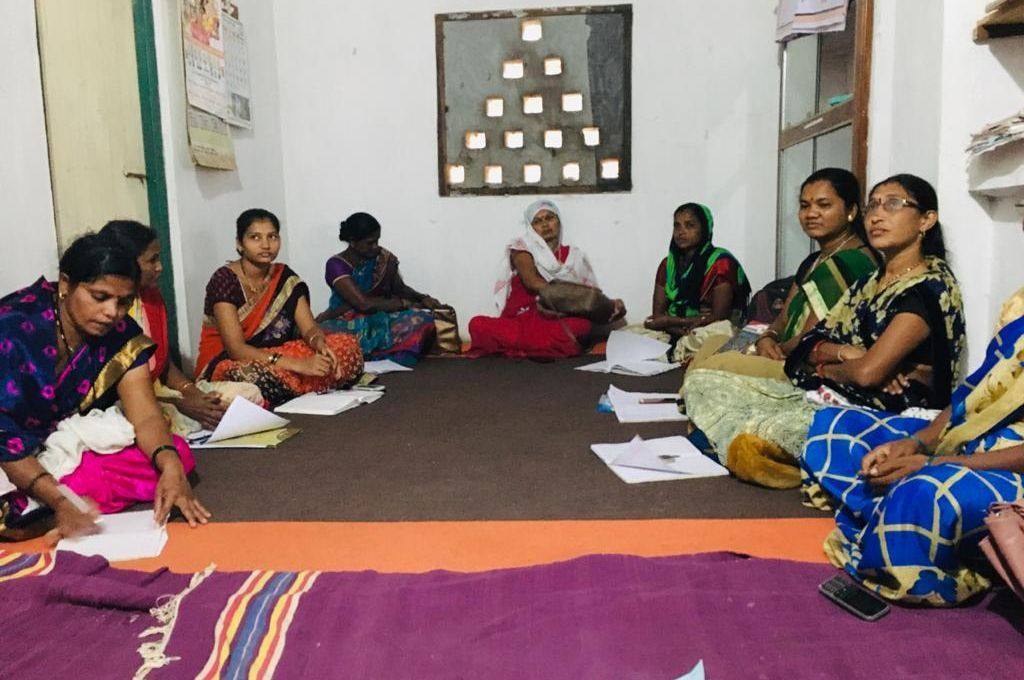 बैठक के लिए एकत्रित हुई महिलाएं-आदिवासी महिला