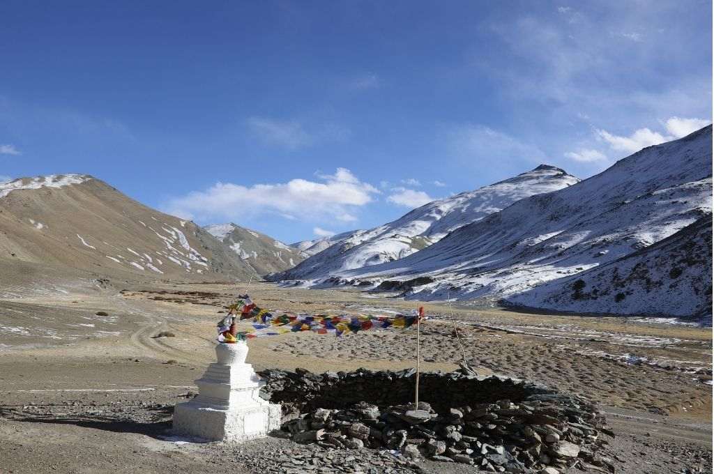लेह के पहाड़ों और नीले आसमान के बीच त्साबा घाटी में निष्प्रभावी शेंगडोंग और स्तूप_रिग्ज़ेन दोरजे-वन्यजीव संरक्षण