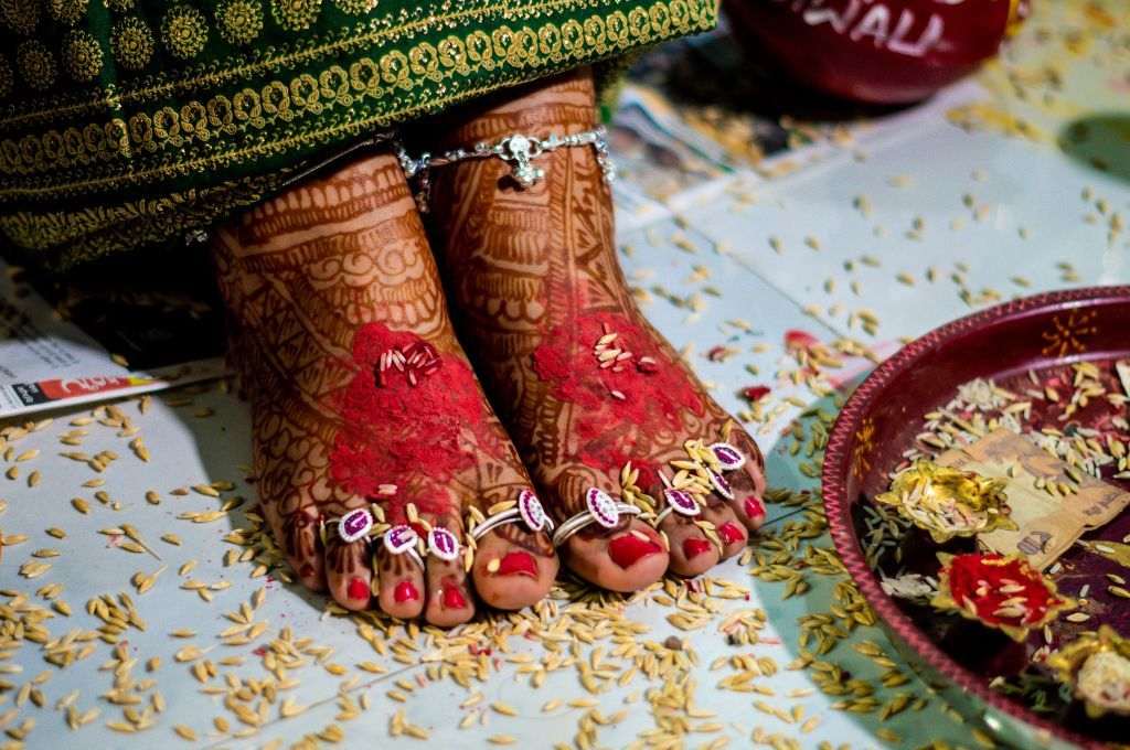 दुल्हन के पैर-बाल विवाह