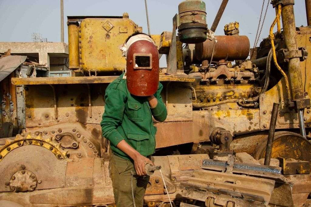 मशीनें लगातार चालू रहती हैं जिसके कारण इसमें ख़ास क़िस्म की ख़राबियां आती रहती हैं। यहां नियुक्त मैकेनिक और वेल्डर समय-समय पर इन मशीनों को ठीक करते हैं-कचरा प्रबंधन