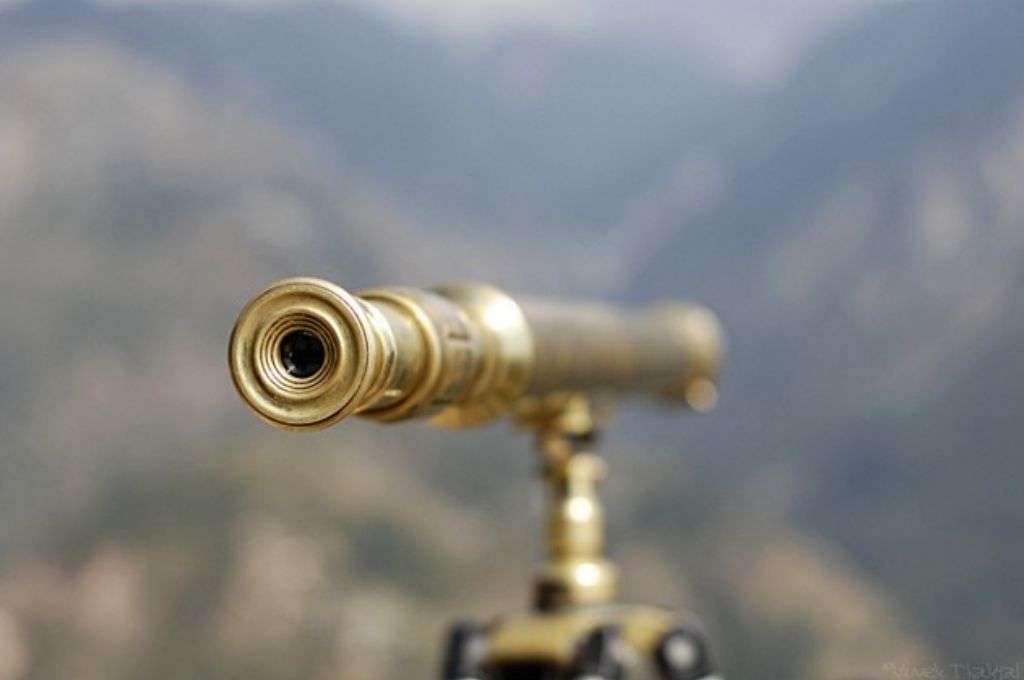 एक दूरबीन की तस्वीर_दान