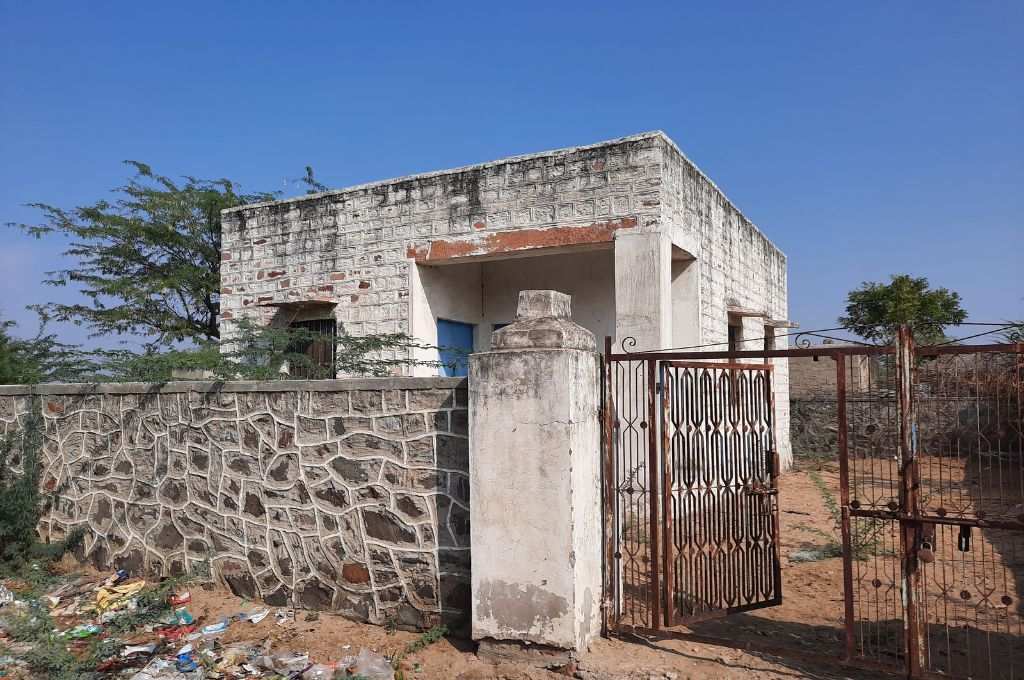 खुले दरवाज़े वाला एक उजाड़ पड़ा स्वास्थ्य केंद्र_बाढ़ महिला