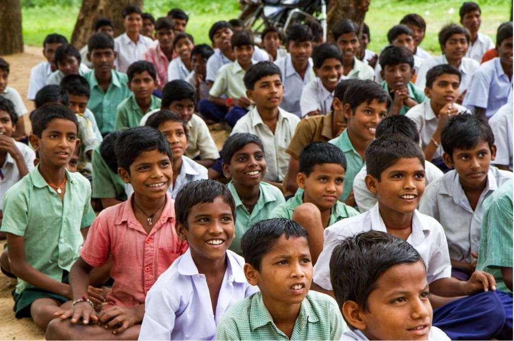 युवा लड़कों का समूह-महिला हिंसा