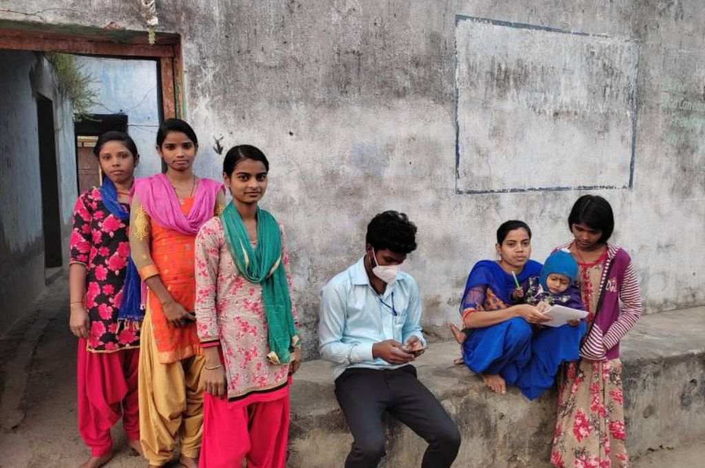 गांव में सर्वे करते स्वयंसेवक-एनजीओ स्वयंसेवक