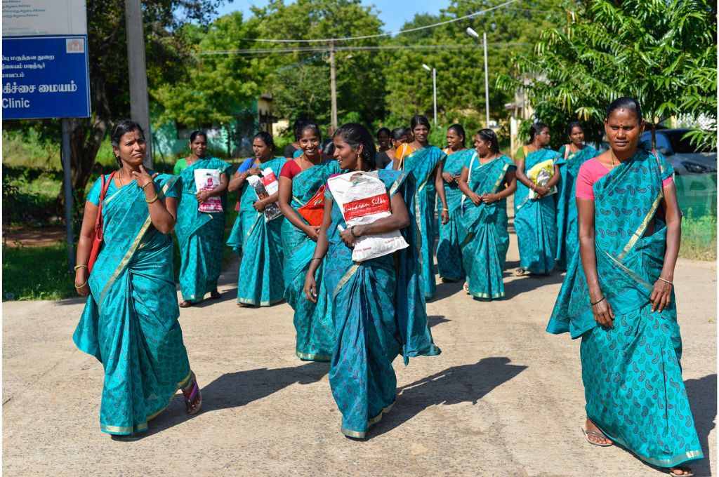 सड़क पर चल रही आशा कार्यकर्ताएं