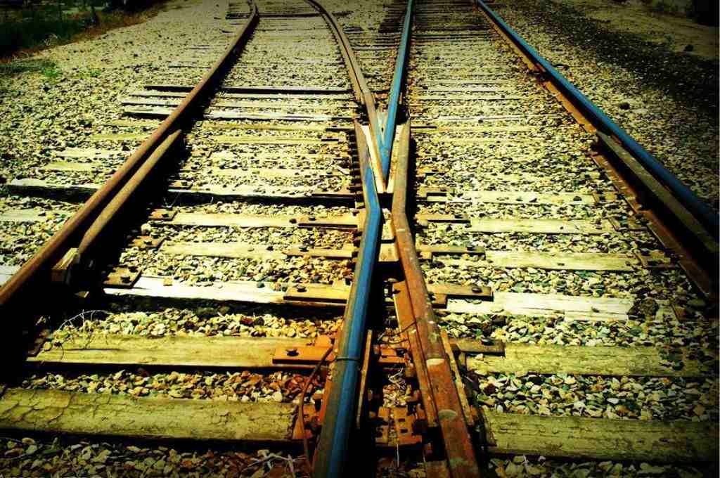 दो रेलवे ट्रैक एक दूसरे के बगल में_ट्रू कॉस्ट फंडिंग