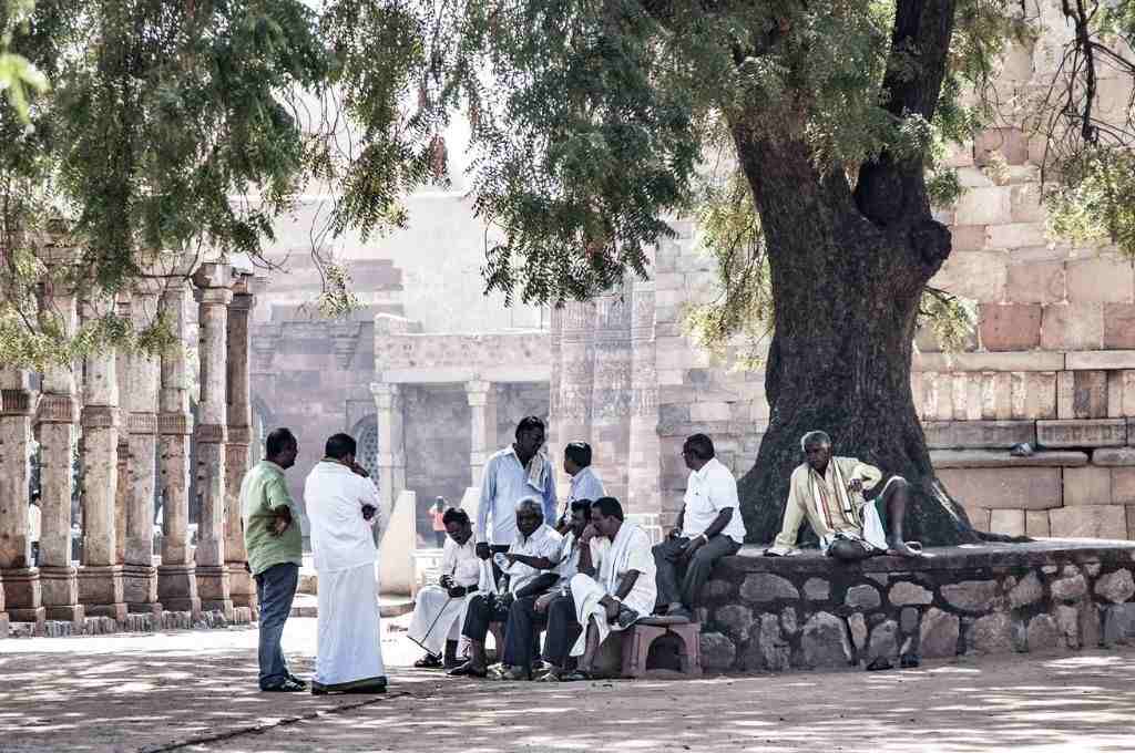 एक पेड़ के नीचे बैठे पुरुष-स्वास्थ्य बीमा