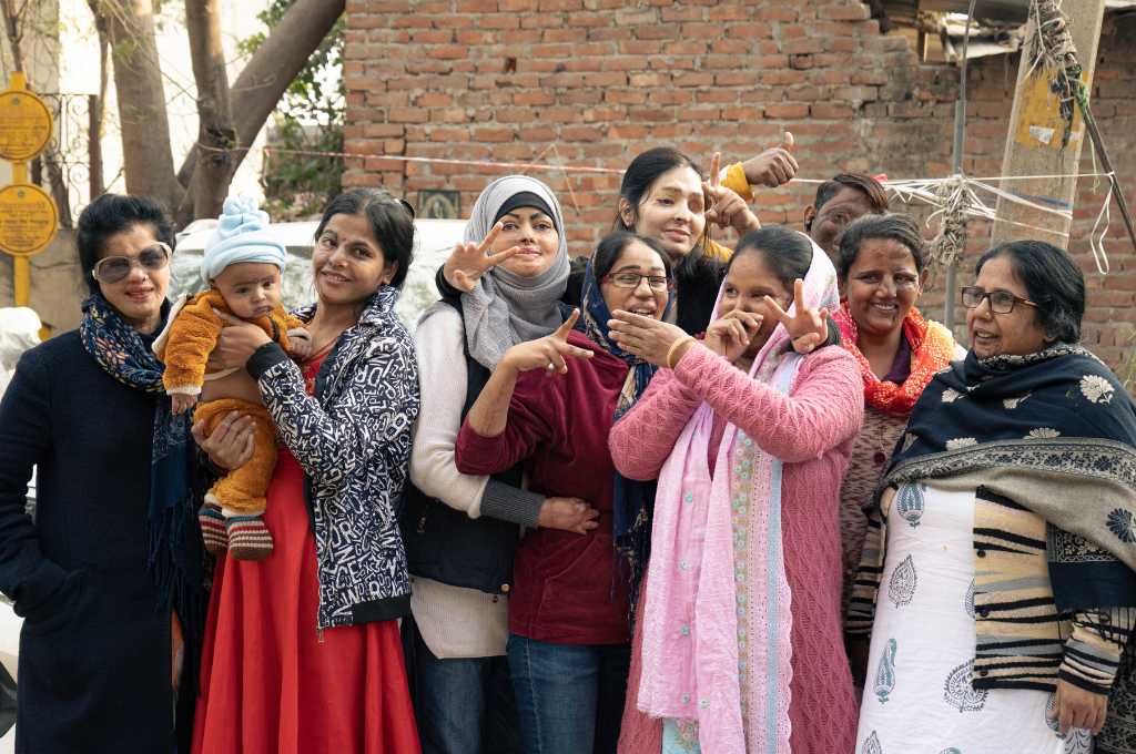 एक समूह में खड़ी महिलाएं_एसिड अटैक रोज़गार