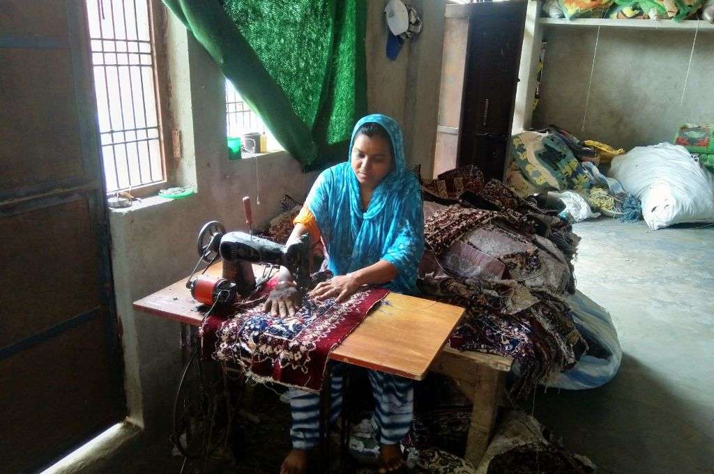 डोरमैट की सिलाई करती हुई रौशनी बेगम_महिला उद्यमिता