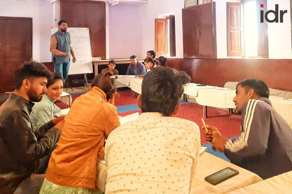 फैसिलिटेशन करता हुआ एक ग्रुप_फैसिलिटेटर