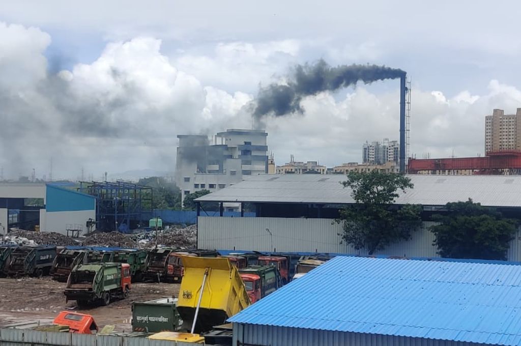 एक डंपिंग ग्राउंड और धुएं छोड़ती चिमनी_नागरिक समुदाय