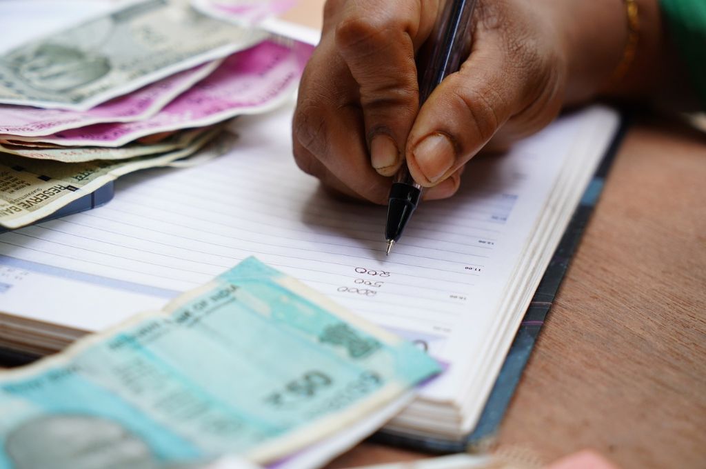 रजिस्टर में रिकार्ड करते हुए_बजट शब्दावली