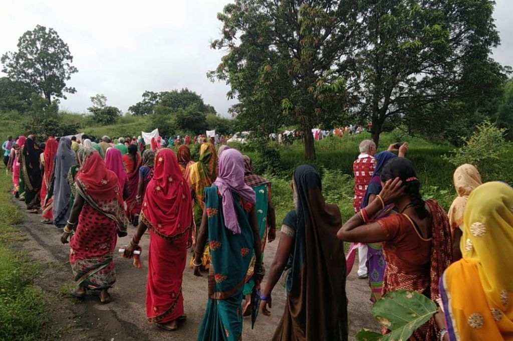 सत्याग्रह के दौरान कोयला खनन के लिए जाते लोग_कोयला सत्याग्रह