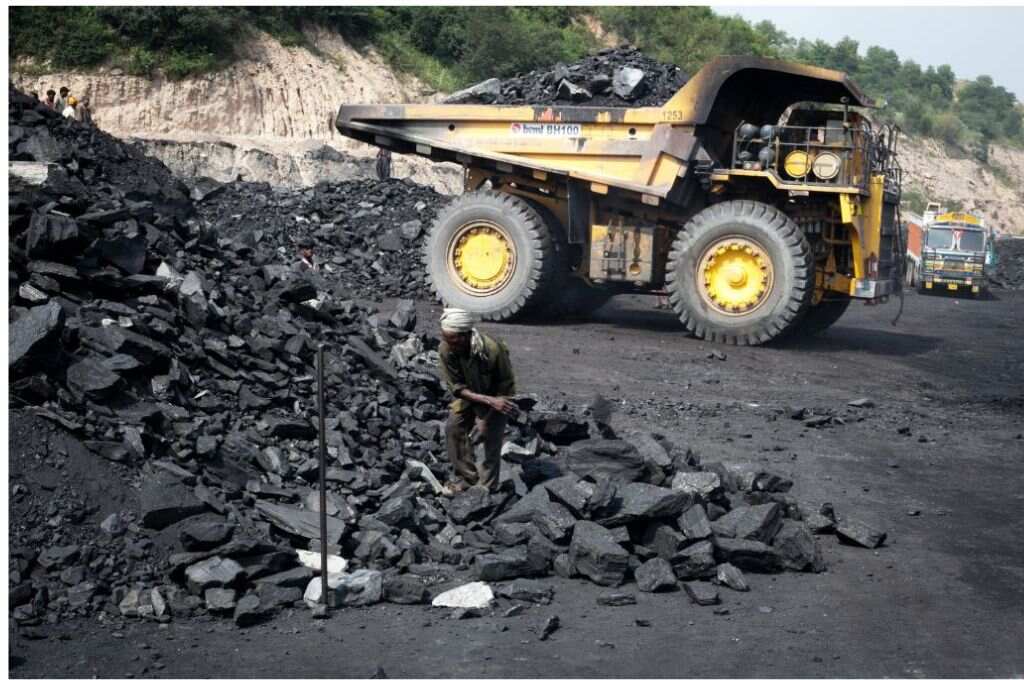 कोयला खदान में एक श्रमिक_प्राकृतिक संसाधन