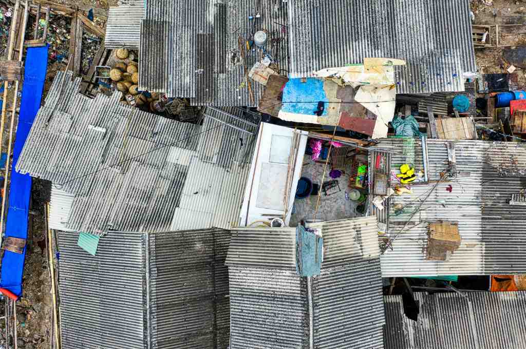 इंडोनेशिया के जकार्ता में एक झुग्गी में टीन की छतों वाले घर_दिल्ली के बेघर लोग