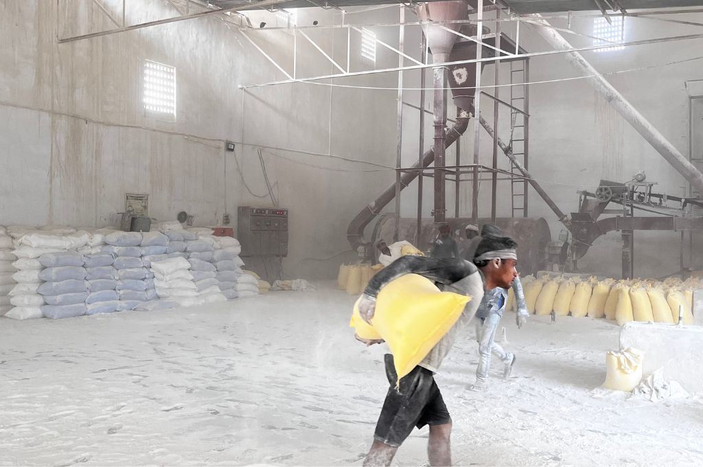 फ़ेक्टरी में काम करता श्रमिक_श्रमिक कार्ड