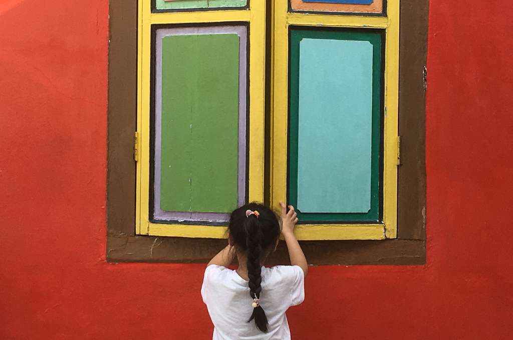 खिड़की को खोलती एक लड़की_युवा समुदाय