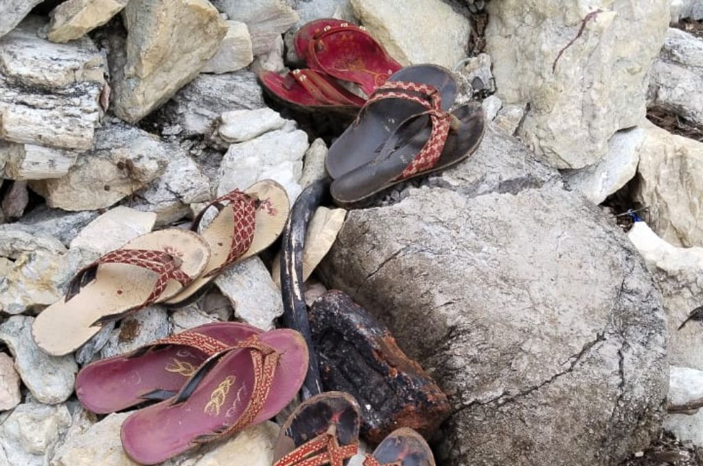 खनन करती लड़कियों की चप्पल_खनन