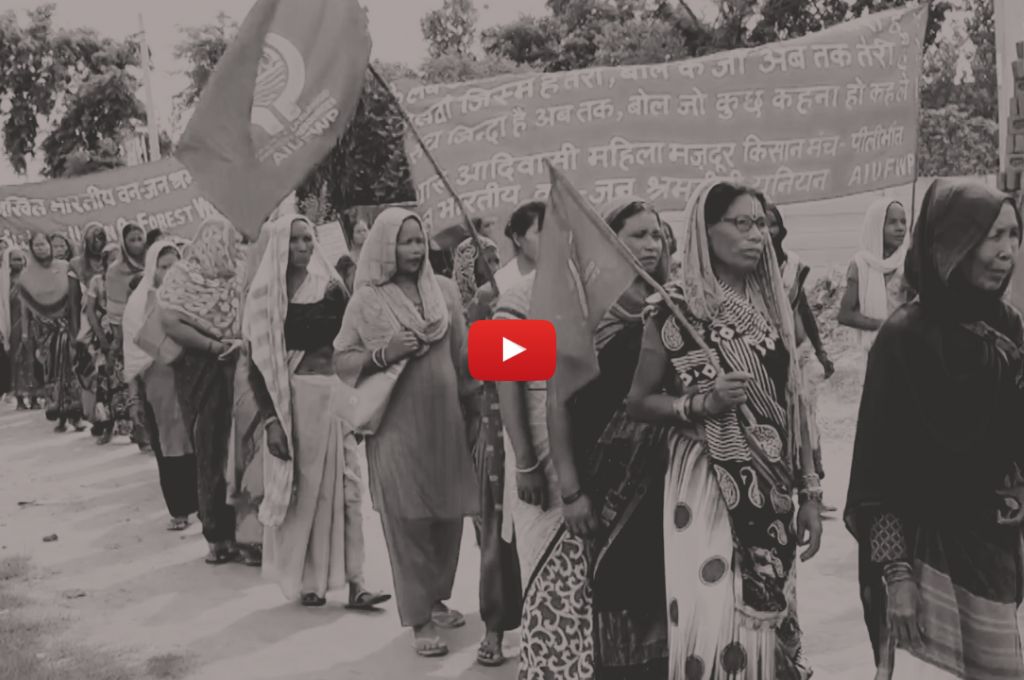 समूह में चलती महिलायें_थारू आदिवासी