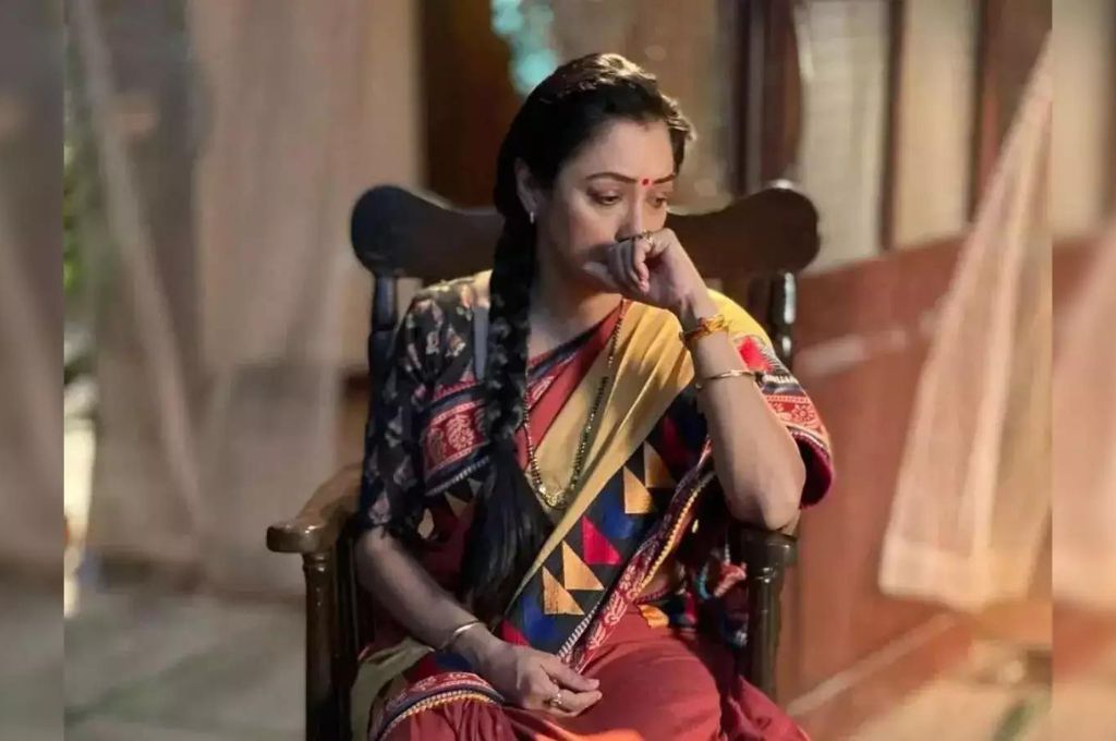 कुर्सी पर बैठी अनुपमा_वर्कशॉप