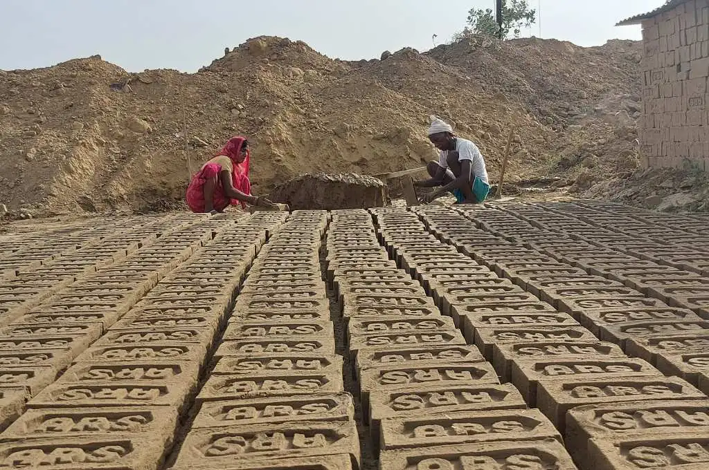 ईंट भट्ठे पर ईंटे बनाते श्रमिक-जलवायु परिवर्तन