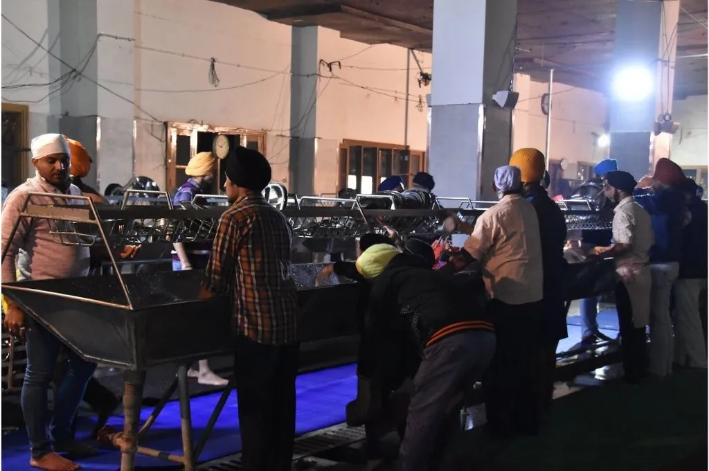 फैक्ट्री में काम करते श्रमिक_विदेश में नौकरी