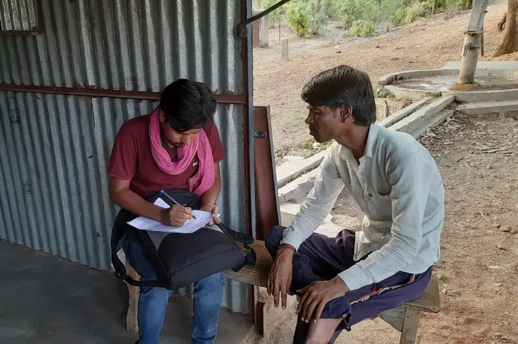 बातचीत करते हुए दो सामाजिक कार्यकर्ता—अंग्रेजी भाषा