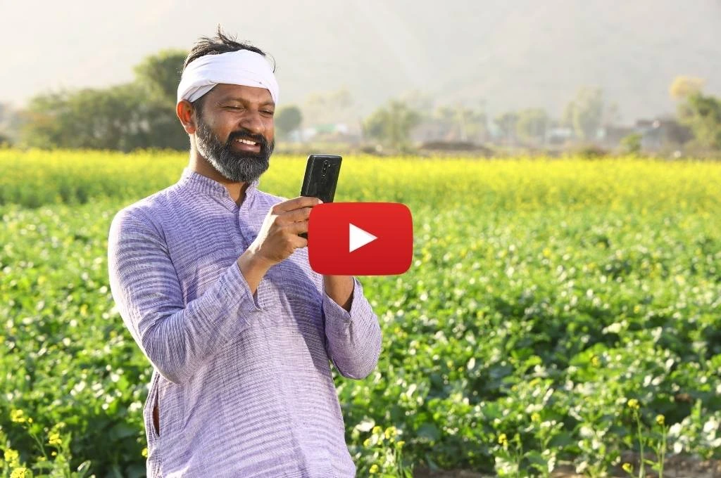 फोन देखता हुआ किसान—सोशल मीडिया