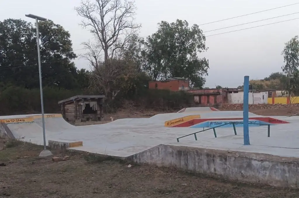 स्केट बोर्डिंग का खाली मैदान— स्केट बोर्डिंग