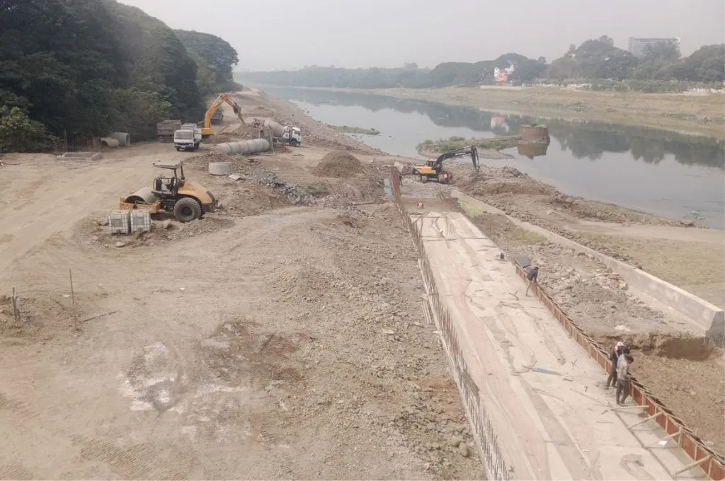 नदी किनारे निर्माण कार्य_रिवर फ्रंट