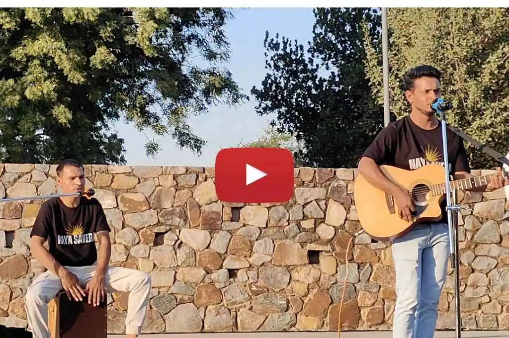 मंच पर गायन प्रदर्शन करते दो युवक_जेल कैदी