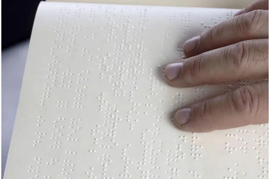 नेत्रहीन लोगों के पढ़ने और लिखने के लिए ब्रेल लिपी - नेत्रहीन छात्र