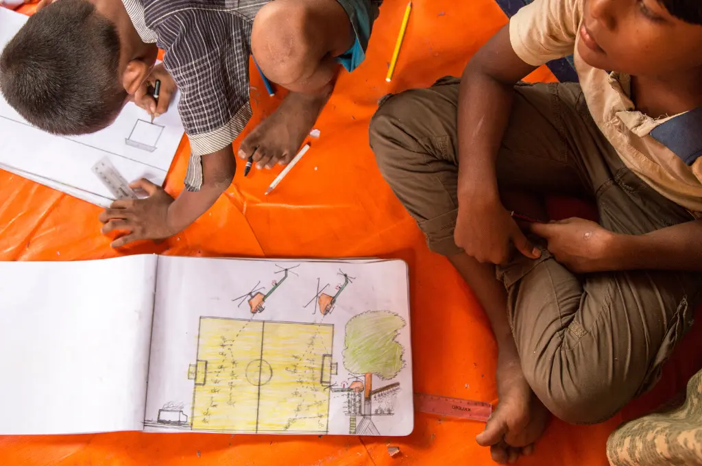 कॉपी में चित्र बनाते बच्चे-आर्ट एजुकेशन