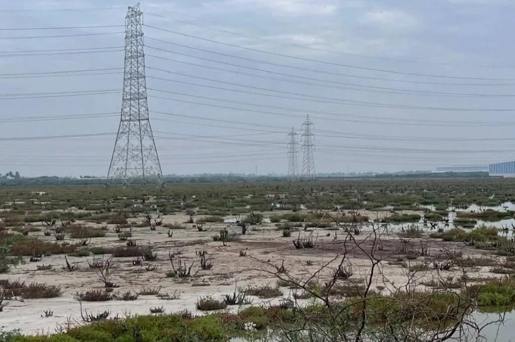 बंजर जमीन पर बिजली के टॉवर_वायु प्रदूषण