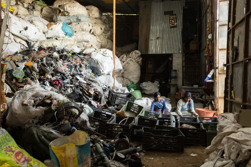 वेस्ट प्लांट में कचरा इकठ्ठा करती महिलाएं_सामाजिक सुरक्षा