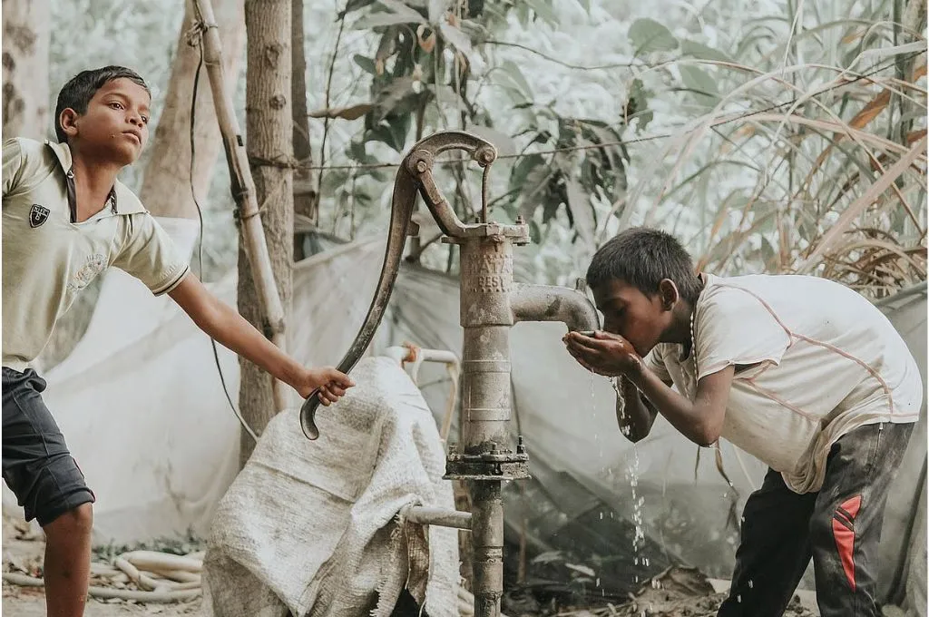 हैंडपंप से पानी पीते दो बच्चे_जल सुरक्षा