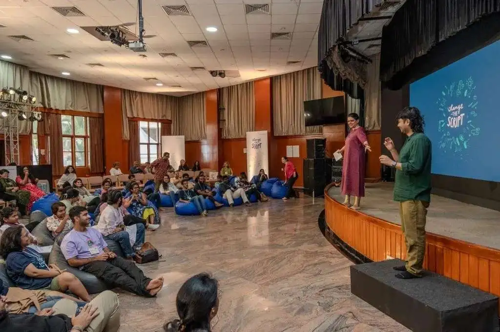 समूह में कुछ लोग_समावेशी कॉन्फ्रेंस