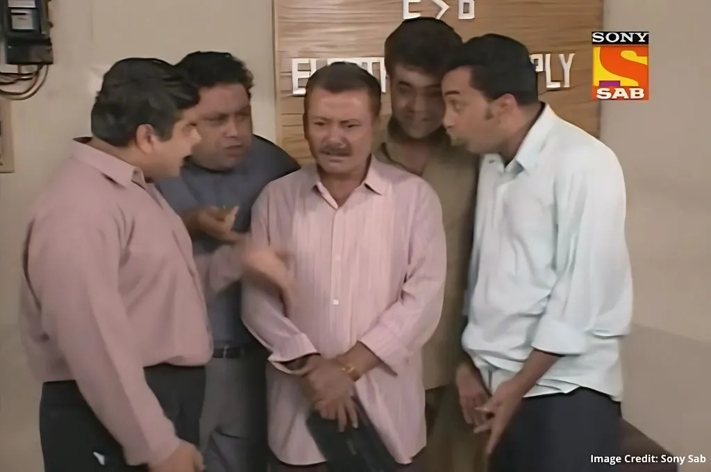 पुरुषों का एक समूह ऑफिस में बातचीत कर रहा है_पहचान पत्र