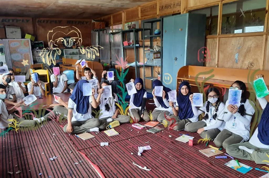 हाथ में किताबें लिए हुए स्कूल की छात्राएं— संघर्षग्रस्त इलाकों में शिक्षा