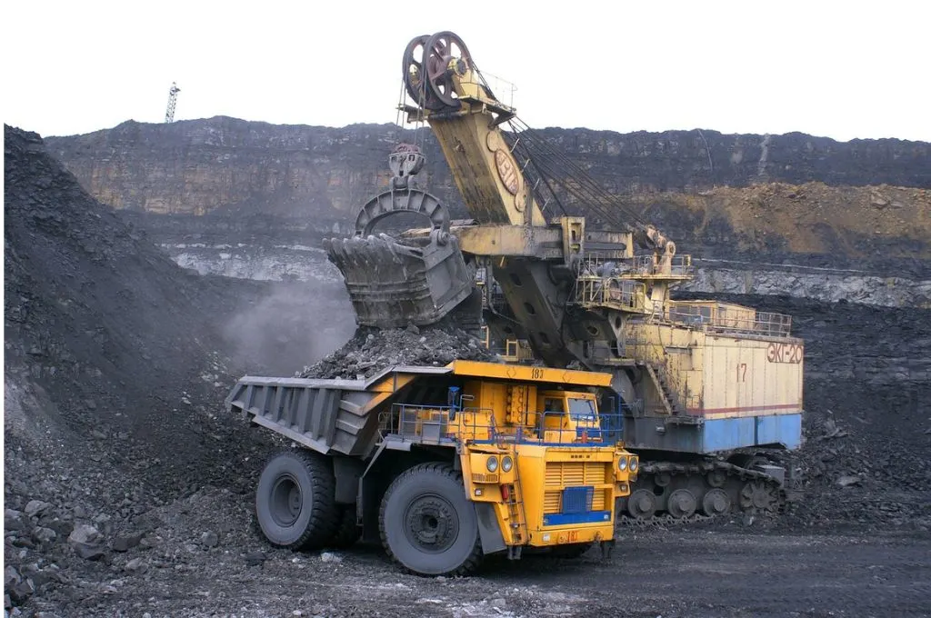 कोयला खनन करती जेसीबी मशीनें-जस्ट ट्रांजिशन