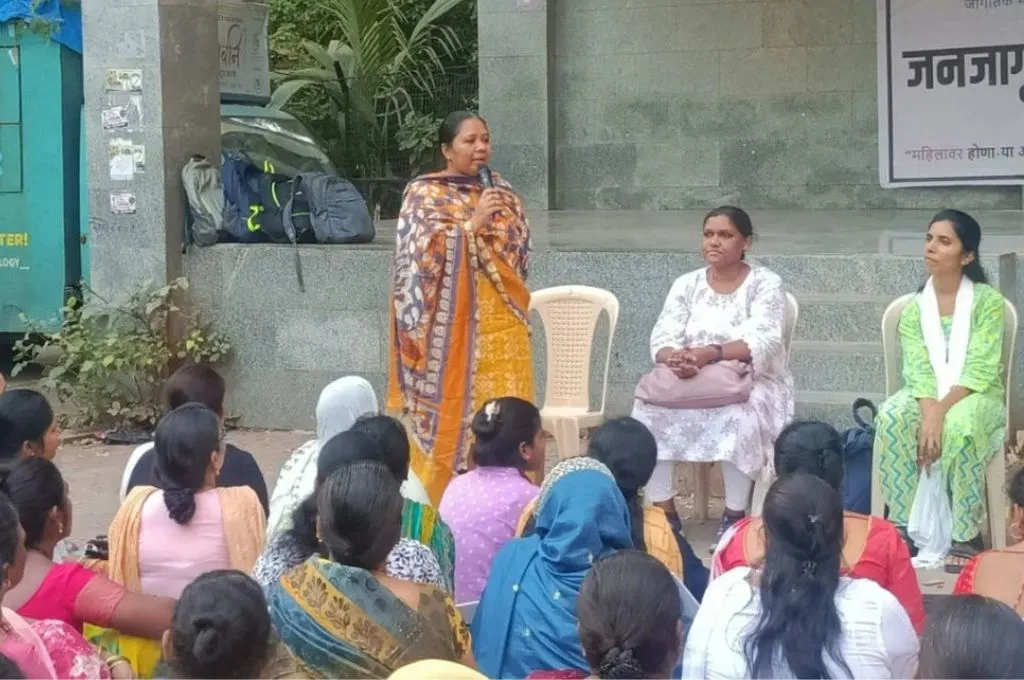 कुछ महिलाओं को संबोधित करती एक महिला_घरेलू हिंसा अधिनियम 2005