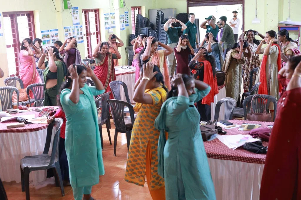 समूह गतिविधि में शामिल महिलाएं_आपदा प्रबंधन