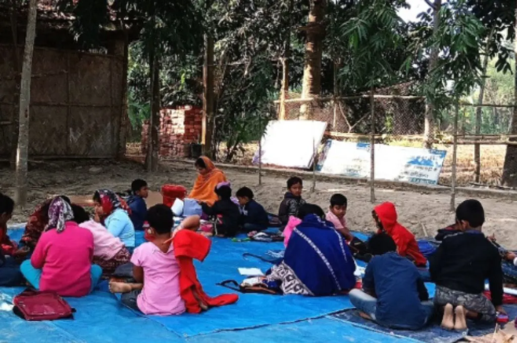 खुले में बैठकर पढ़ाई करते कुछ बच्चे_सामुदायिक पहल